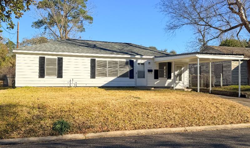 House for rent at 909 Lake Court Dr, Deridder, LA 70634