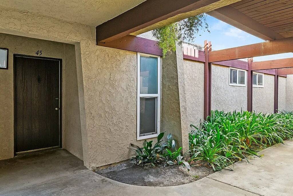 Condo for rent at 1010 W Macarthur Blvd, Santa Ana, CA 92707