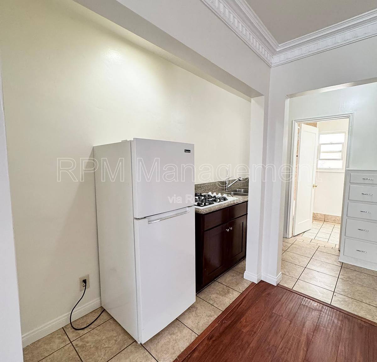 Apartment for rent at 1041 S Norton Ave, Los Angeles, CA 90019
