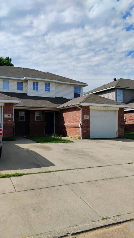 House for rent at 1305 Village Garden, Azle, TX 76020