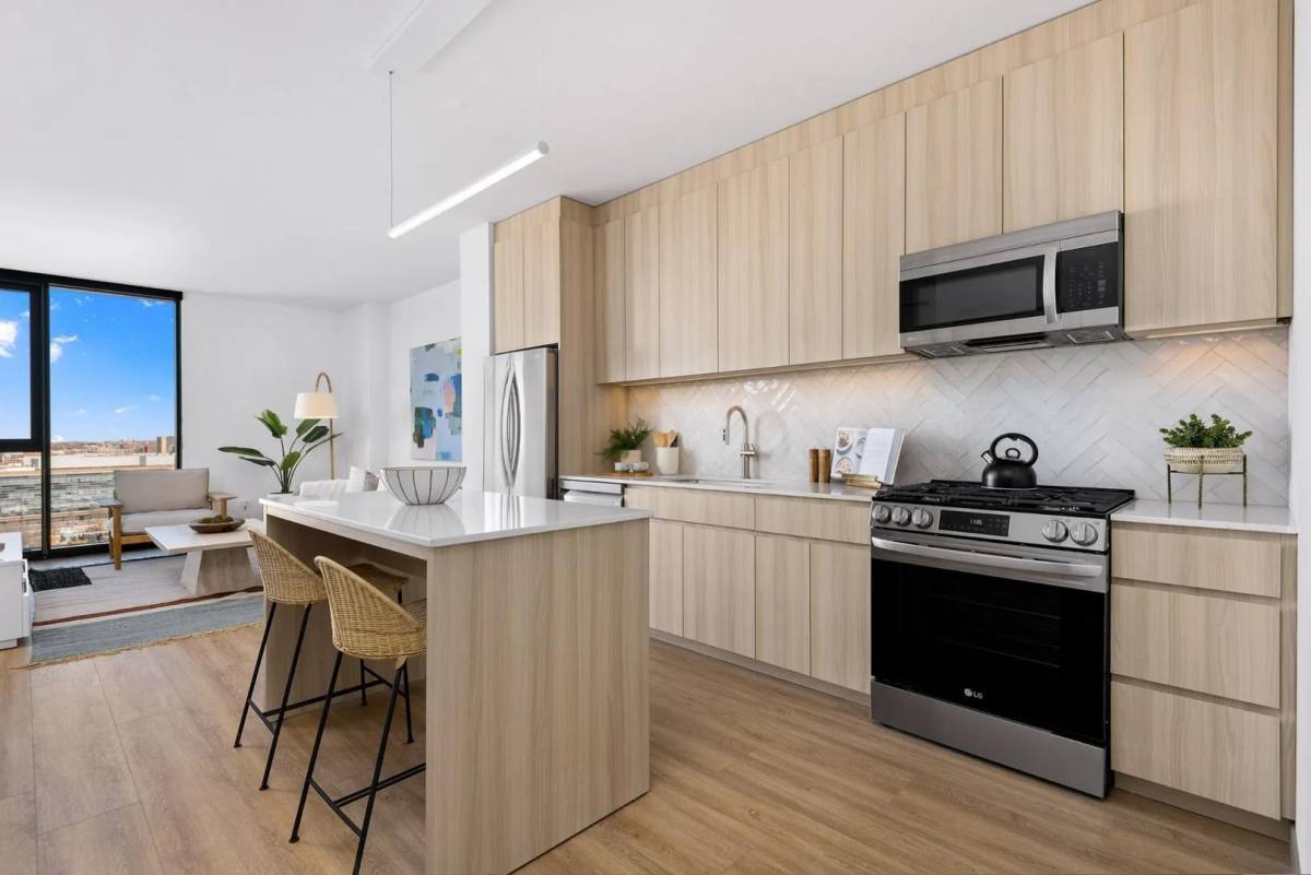 Apartment for rent at 513 S Damen Ave, Chicago, IL 60612