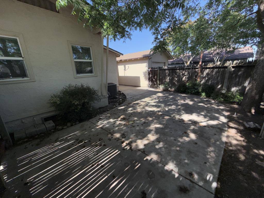 Apartment for rent at 405 N 1st Ave, Oakdale, CA 95361