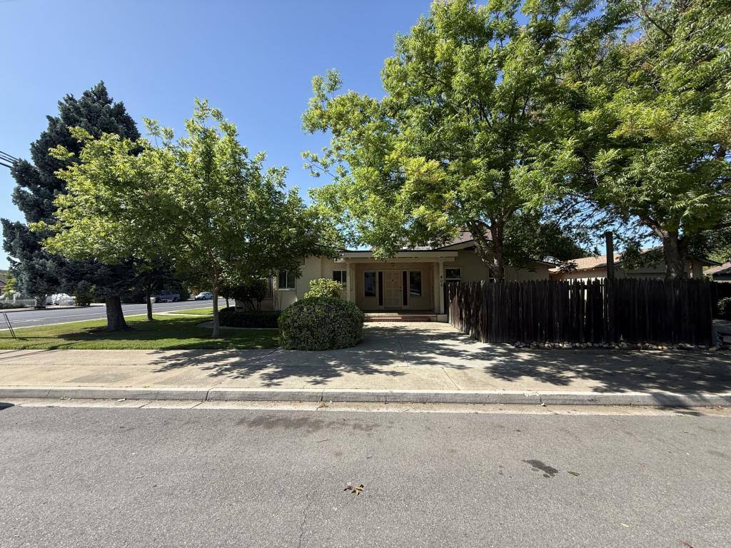 Apartment for rent at 405 N 1st Ave, Oakdale, CA 95361