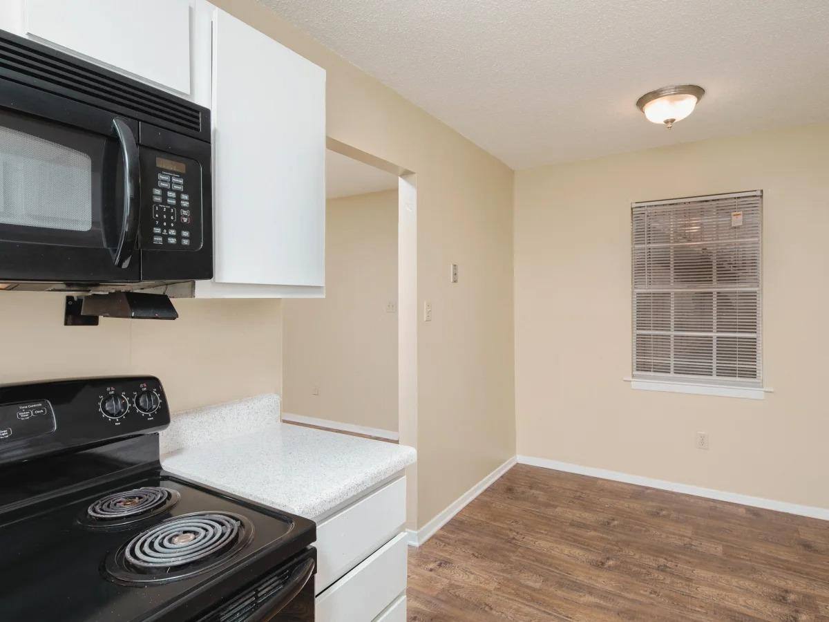 Apartment for rent at Oak Manor, 200 N Hills St, Meridian, MS 39305