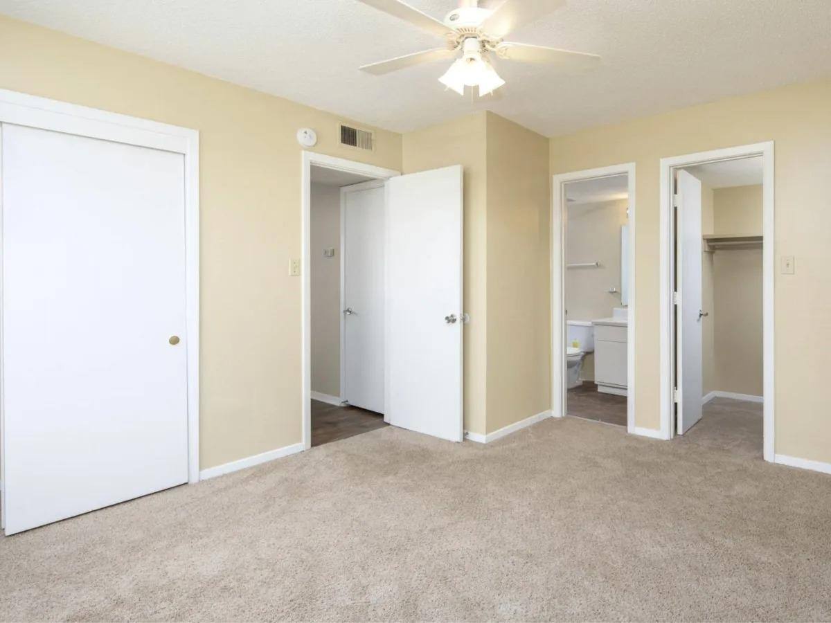 Apartment for rent at Oak Manor, 200 N Hills St, Meridian, MS 39305