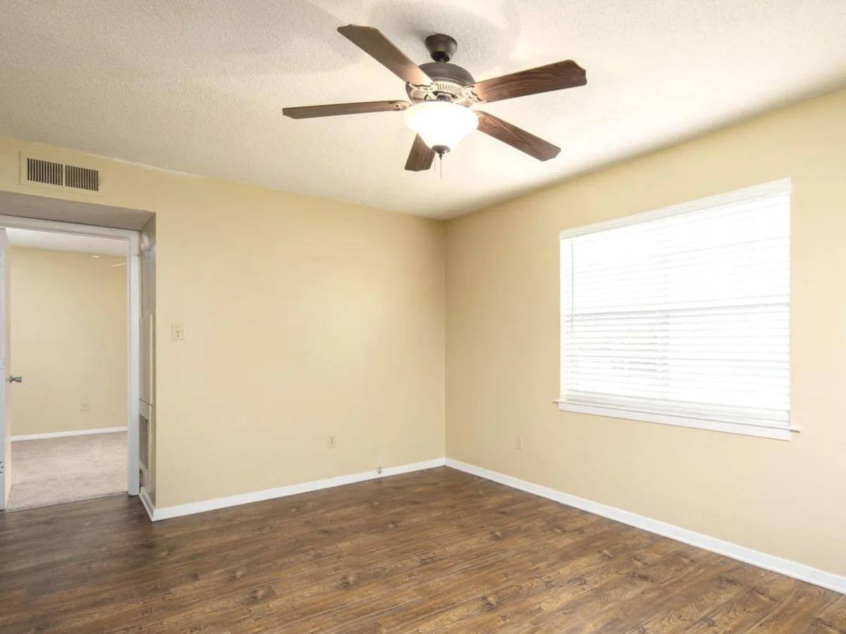 Apartment for rent at Oak Manor, 200 N Hills St, Meridian, MS 39305