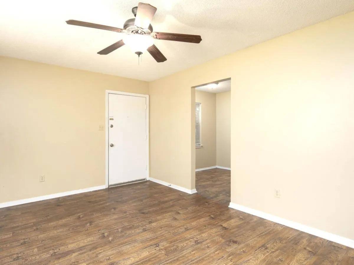 Apartment for rent at Oak Manor, 200 N Hills St, Meridian, MS 39305