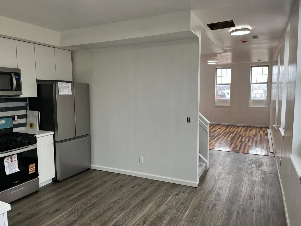 Apartment for rent at 118 S Moumt St Mount, Baltimore, MD 21223