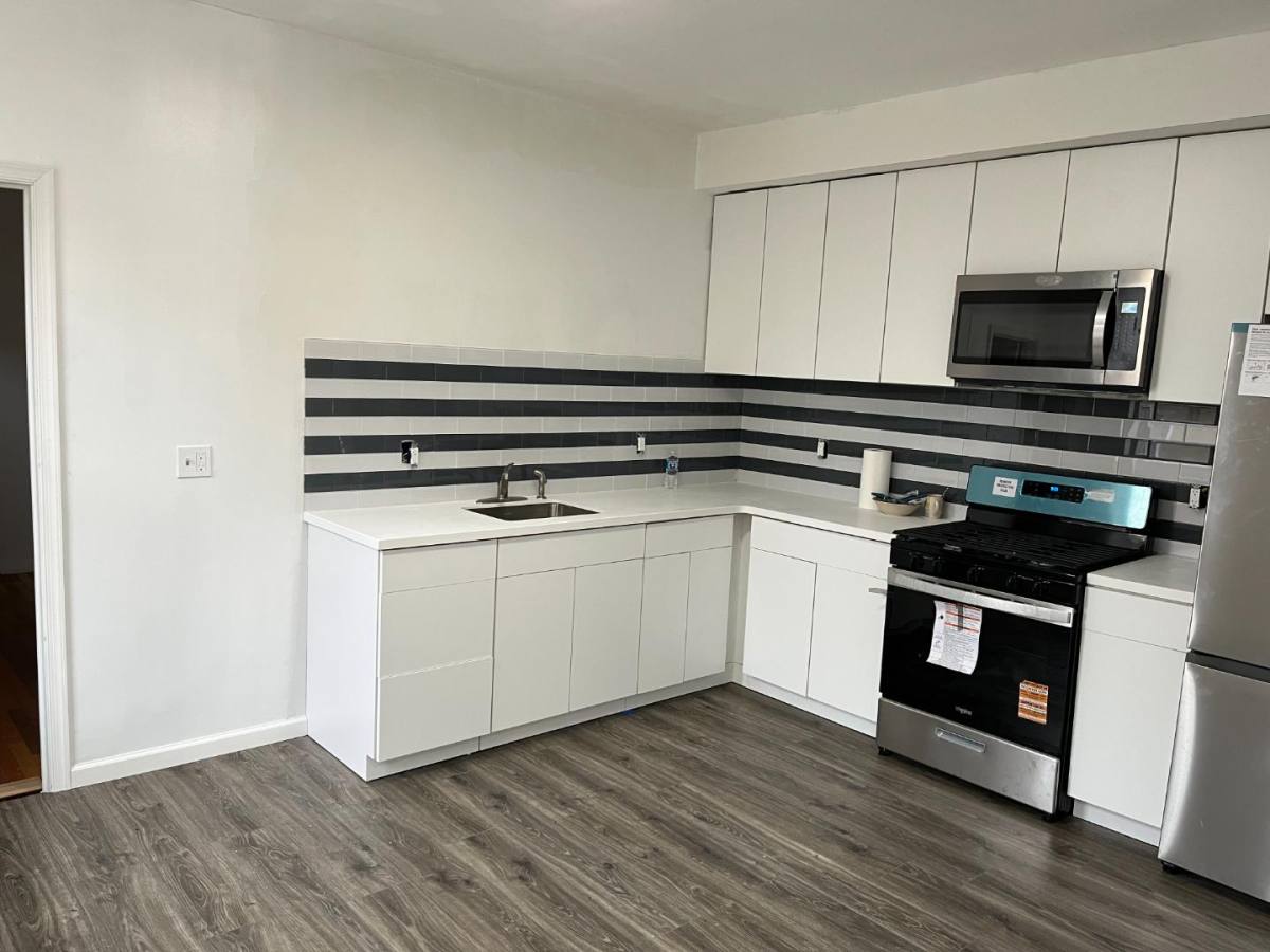 Apartment for rent at 118 S Moumt St Mount, Baltimore, MD 21223