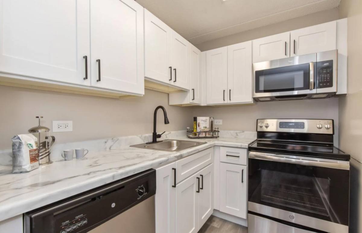 Apartment for rent at 1600 Wedgewood Dr, Gurnee, IL 60031