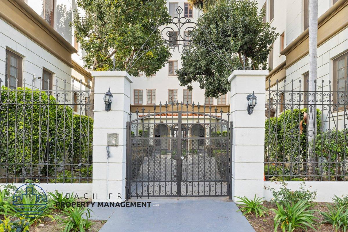 Apartment for rent at 418 North Normandie Avenue, 418 S Normandie Ave, Los Angeles, CA 90020