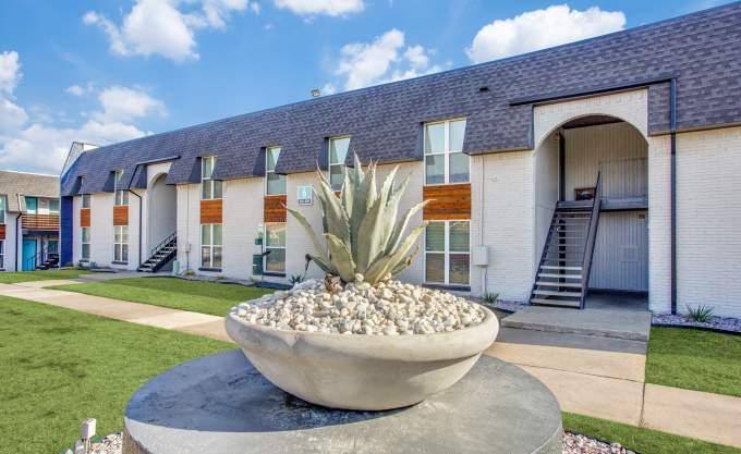 Apartment for rent at 7913 N Harwood Rd, North Richland Hills, TX 76180