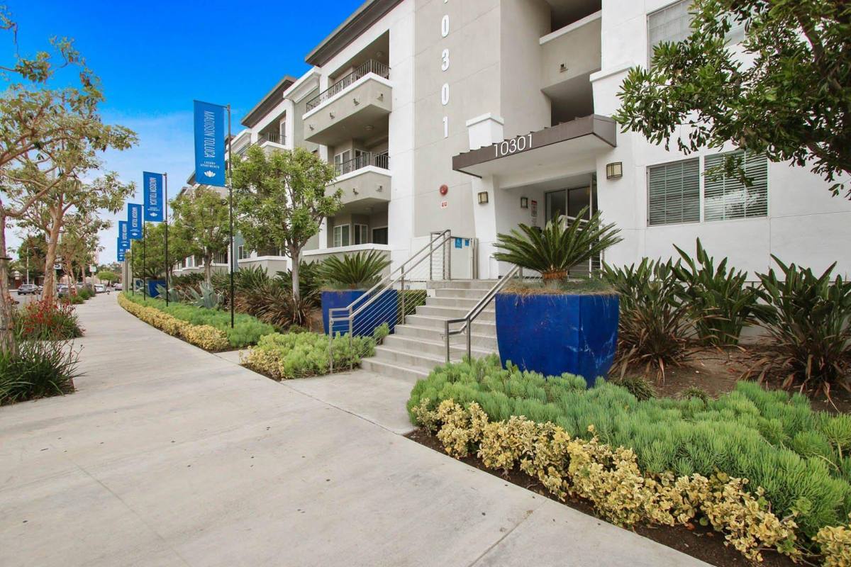 Apartment for rent at 10407 Magnolia Blvd, North Hollywood, CA 91601