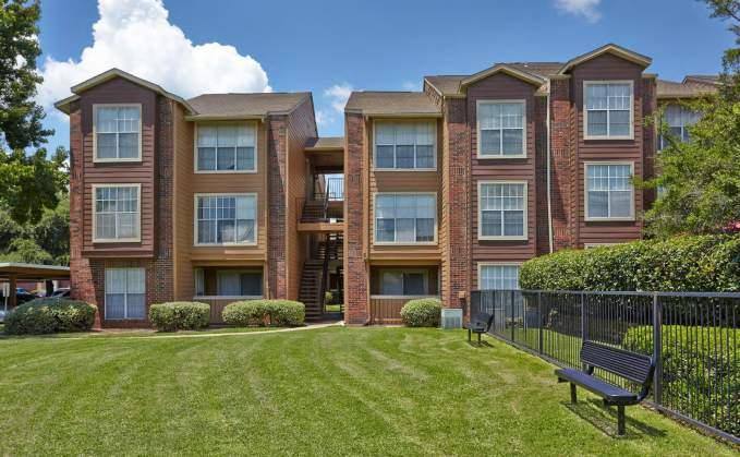 Apartment for rent at 1615 Stoneleigh Court, Arlington, TX 76011