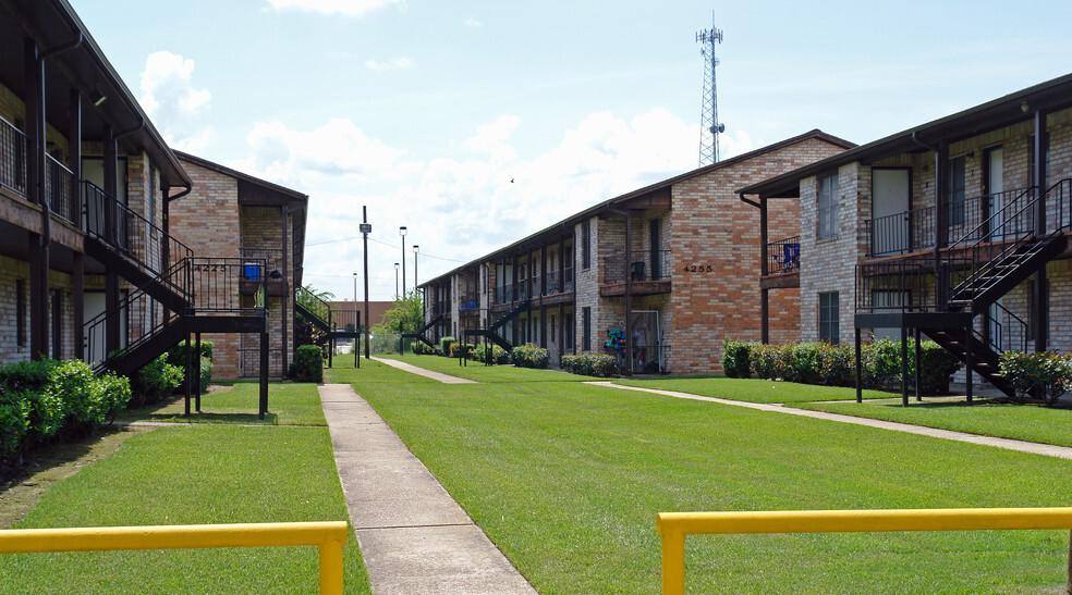 House for rent at Parkdale Plaza, 4215 Crow Rd, Beaumont, TX 77706