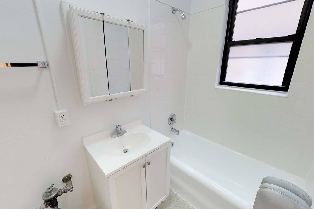 Apartment for rent at 1440 E 52nd St, Chicago, IL 60615