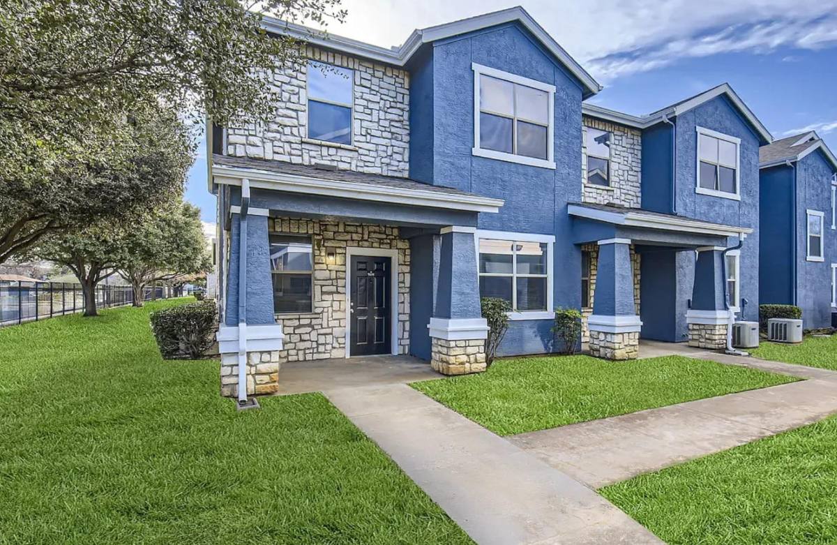 Townhouse for rent at 4722 Meadow St, Dallas, TX 75215