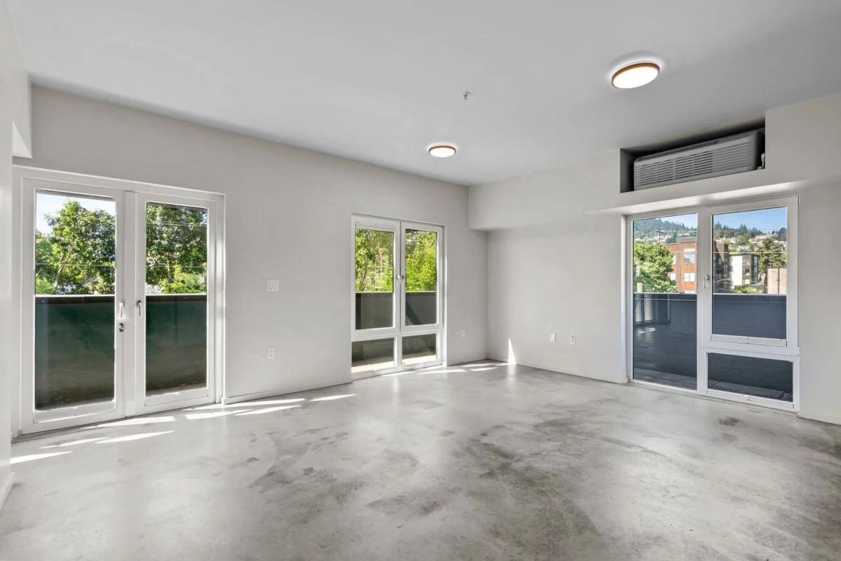 Townhouse for rent at Couch's Addition, 2112 NW Quimby St, Portland, OR 97210