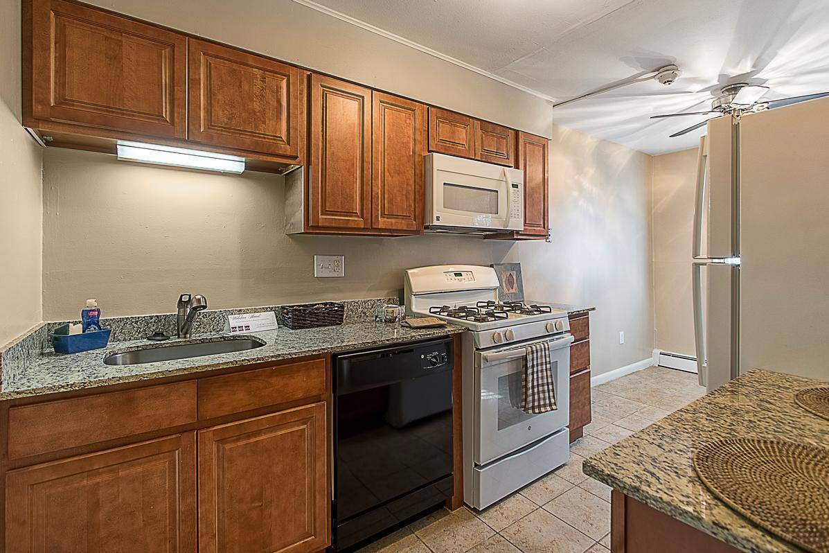 Apartment for rent at Meshanticut House, 630 Oaklawn Ave, Cranston, RI 02920