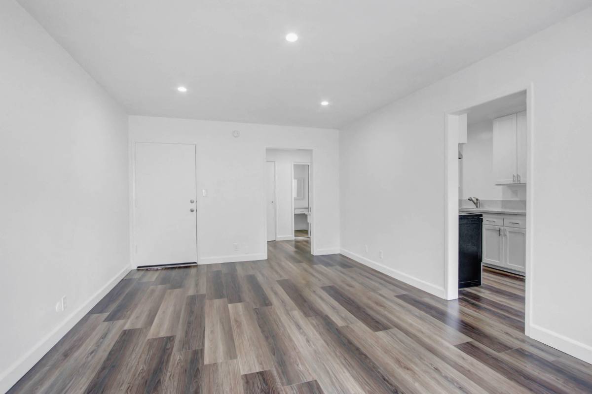 Apartment for rent at Country Club Apartment Homes, 15210 Sherman Way, Van Nuys, CA 91405
