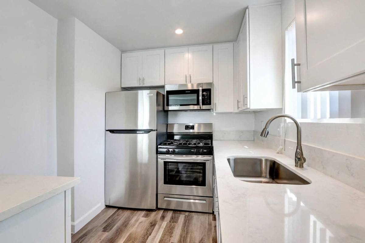 Apartment for rent at Country Club Apartment Homes, 15210 Sherman Way, Van Nuys, CA 91405