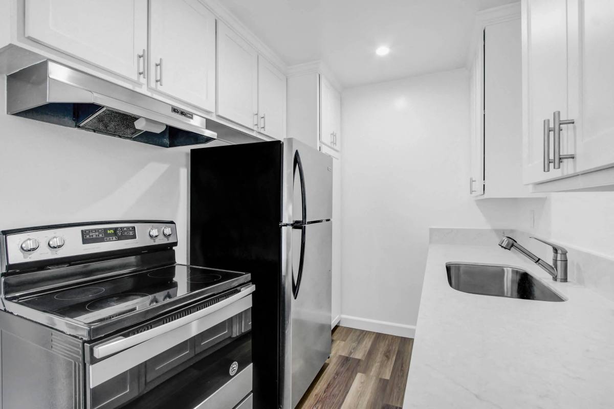 Apartment for rent at Country Club Apartment Homes, 15210 Sherman Way, Van Nuys, CA 91405