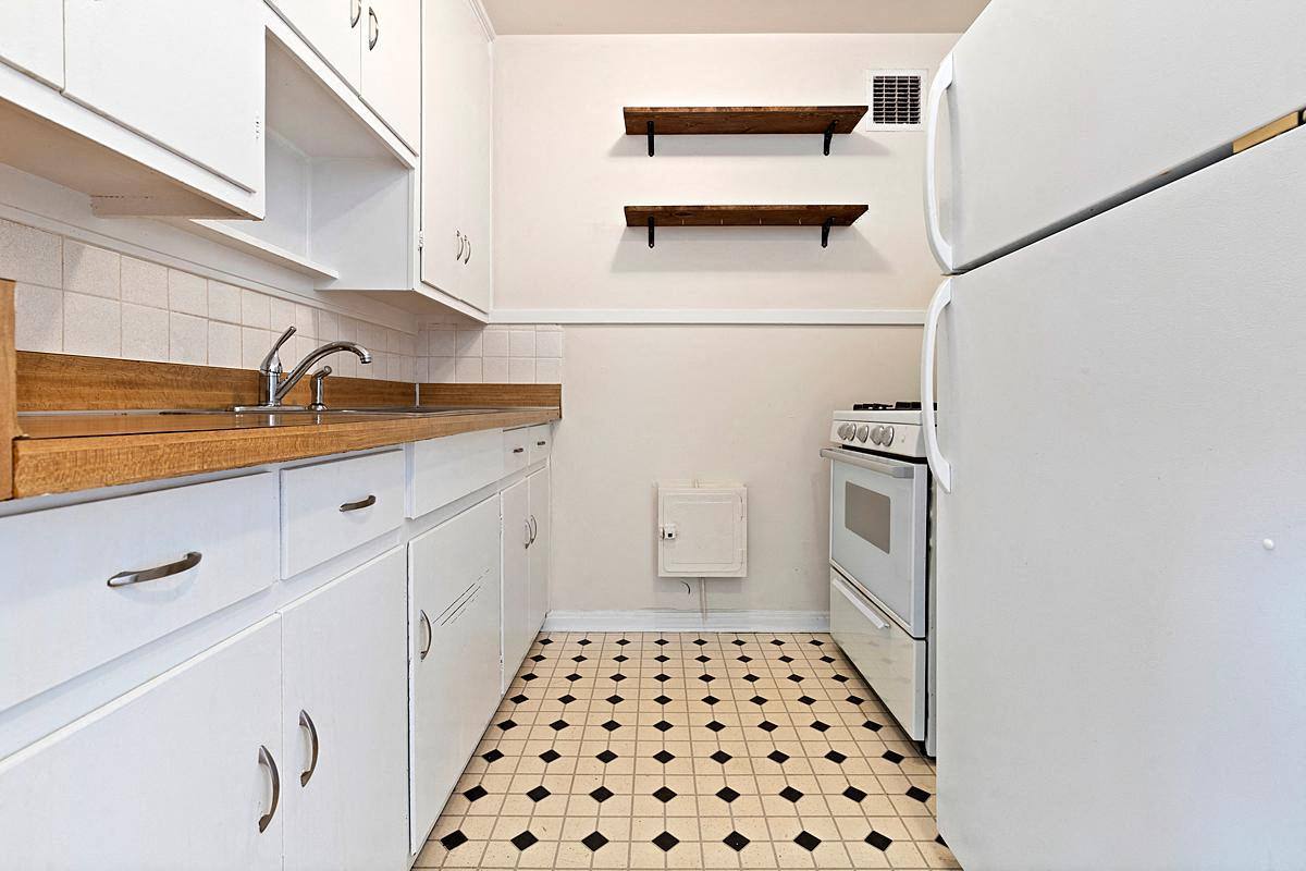 Apartment for rent at Lee Manor, 1065 Pennsylvania St, Denver, CO 80203