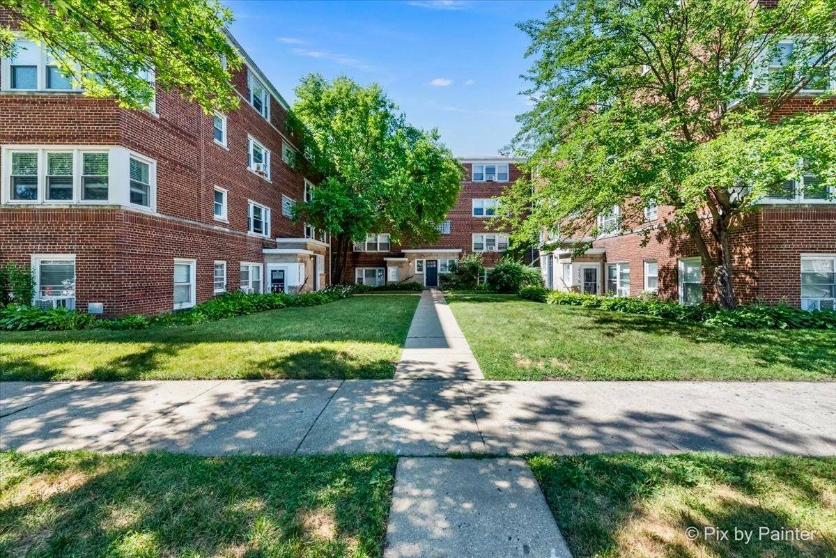 Apartment for rent at 2729 W Berwyn Ave, Chicago, IL 60625