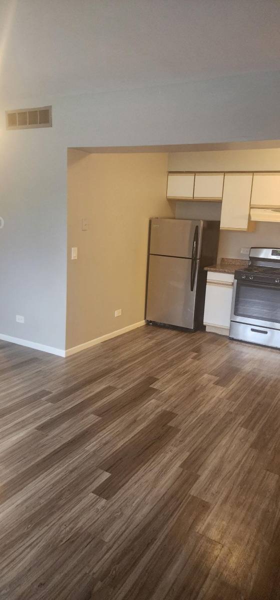 Townhouse for rent at Oak Knoll Estates, 405 First St, Cary, IL 60013