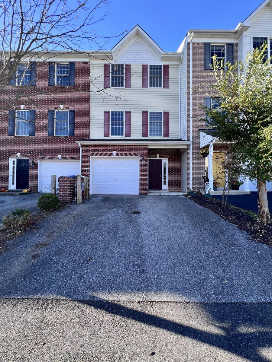 Townhouse for rent at Dennison Ridge, 152 Pumpkin Patch Lane, Hockessin, DE 19707