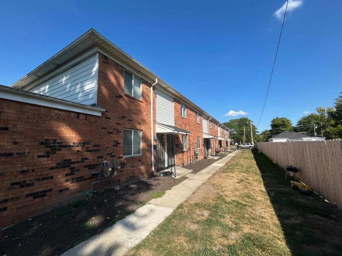 Townhouse for rent at Remington Place, 916 S Byrne Rd E, Toledo, OH 43609