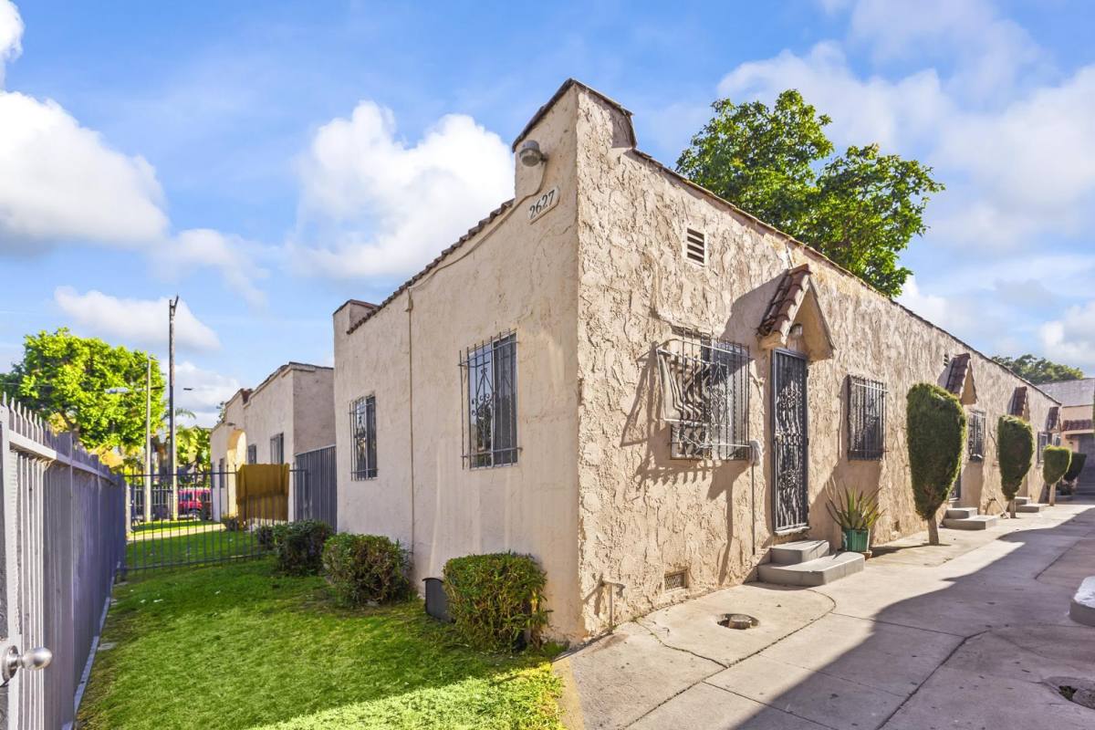 Apartment for rent at 2627 West Boulevard, 2627 W Blvd #122, Los Angeles, CA 90016