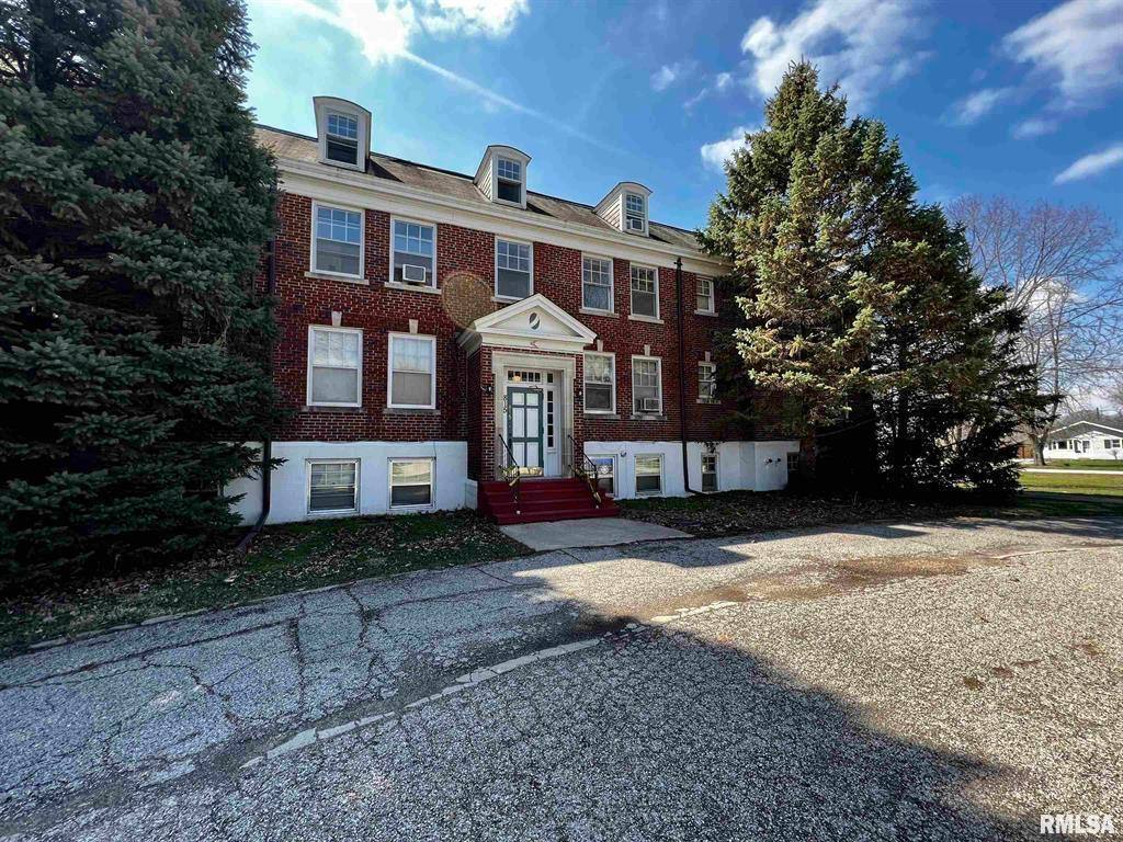 Apartment for rent at 813-815-817 E Jefferson St #9, Macomb, IL 61455