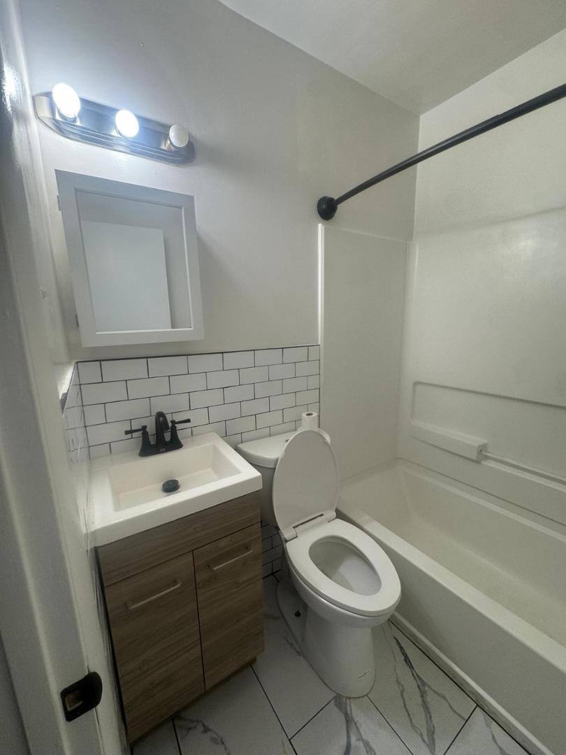 Apartment for rent at Elmwood Gardens, 1528 Elmwood Ave, Folcroft, PA 19032