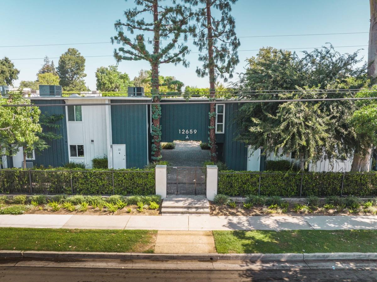 Townhouse for rent at 12659 Moorpark St, Studio City, CA 91604