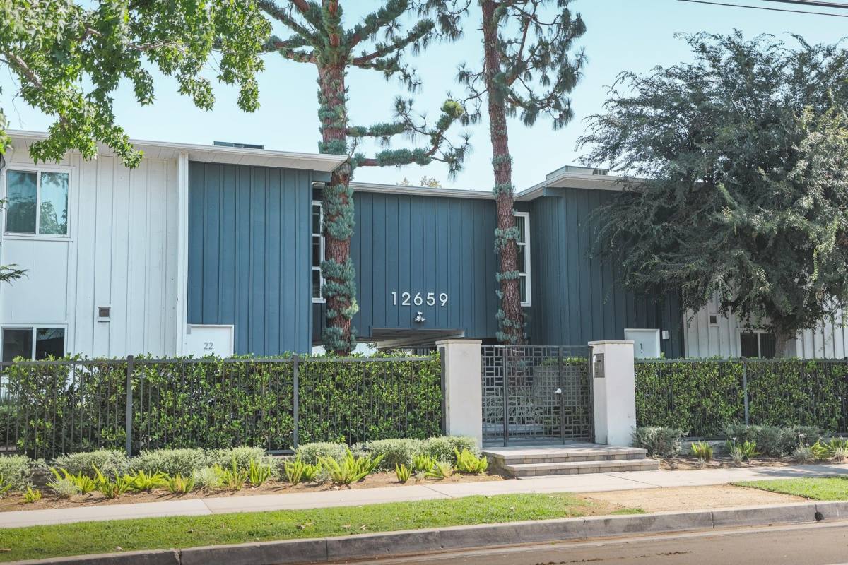 Townhouse for rent at 12659 Moorpark St, Studio City, CA 91604