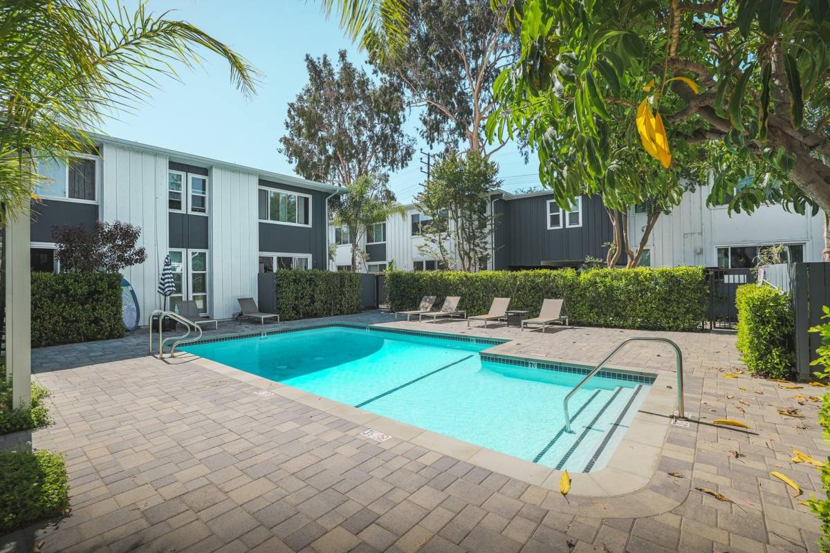 Townhouse for rent at 12659 Moorpark St, Studio City, CA 91604
