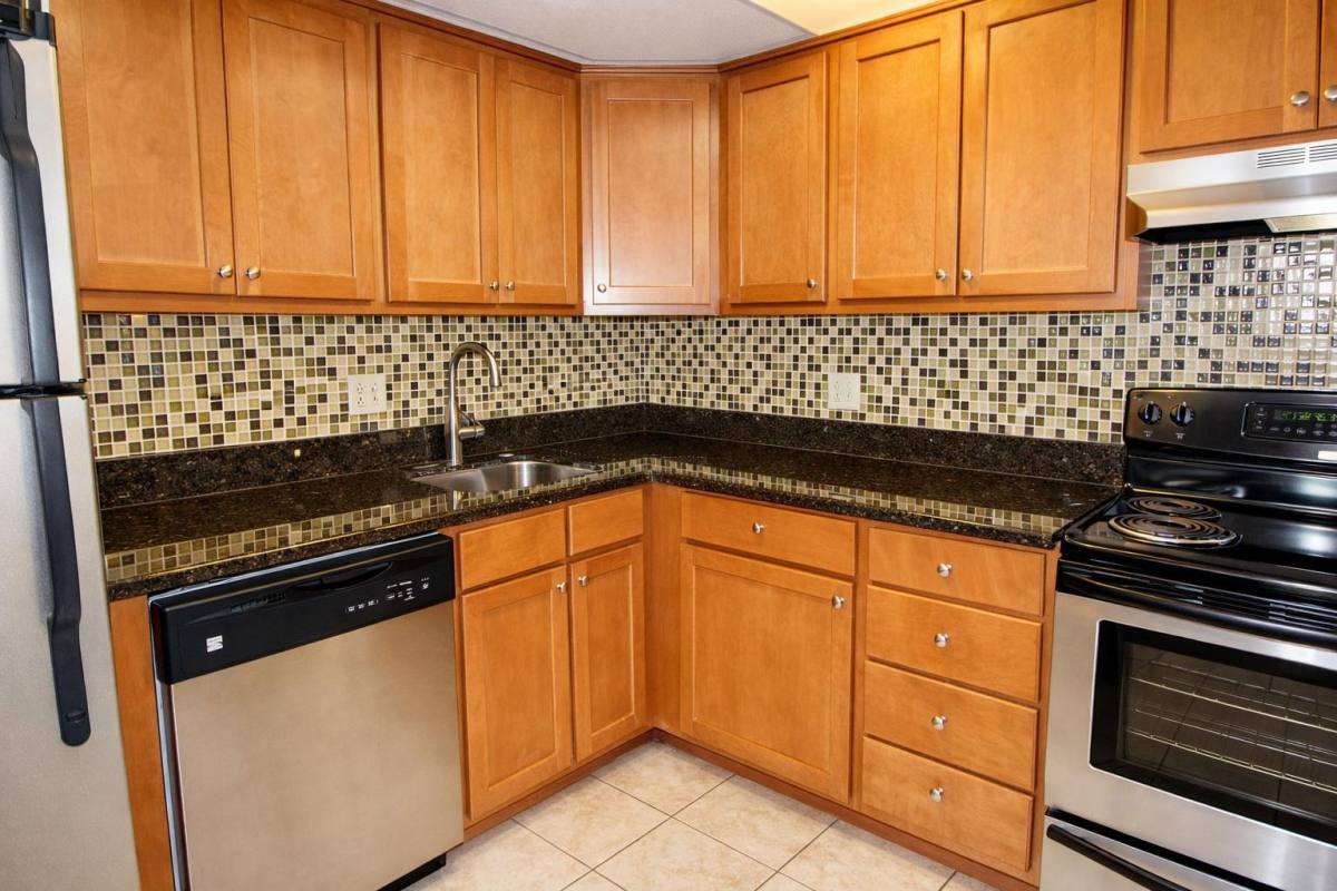 Apartment for rent at Greentree Manor, 1088 Greentree Rd, Pittsburgh, PA 15220
