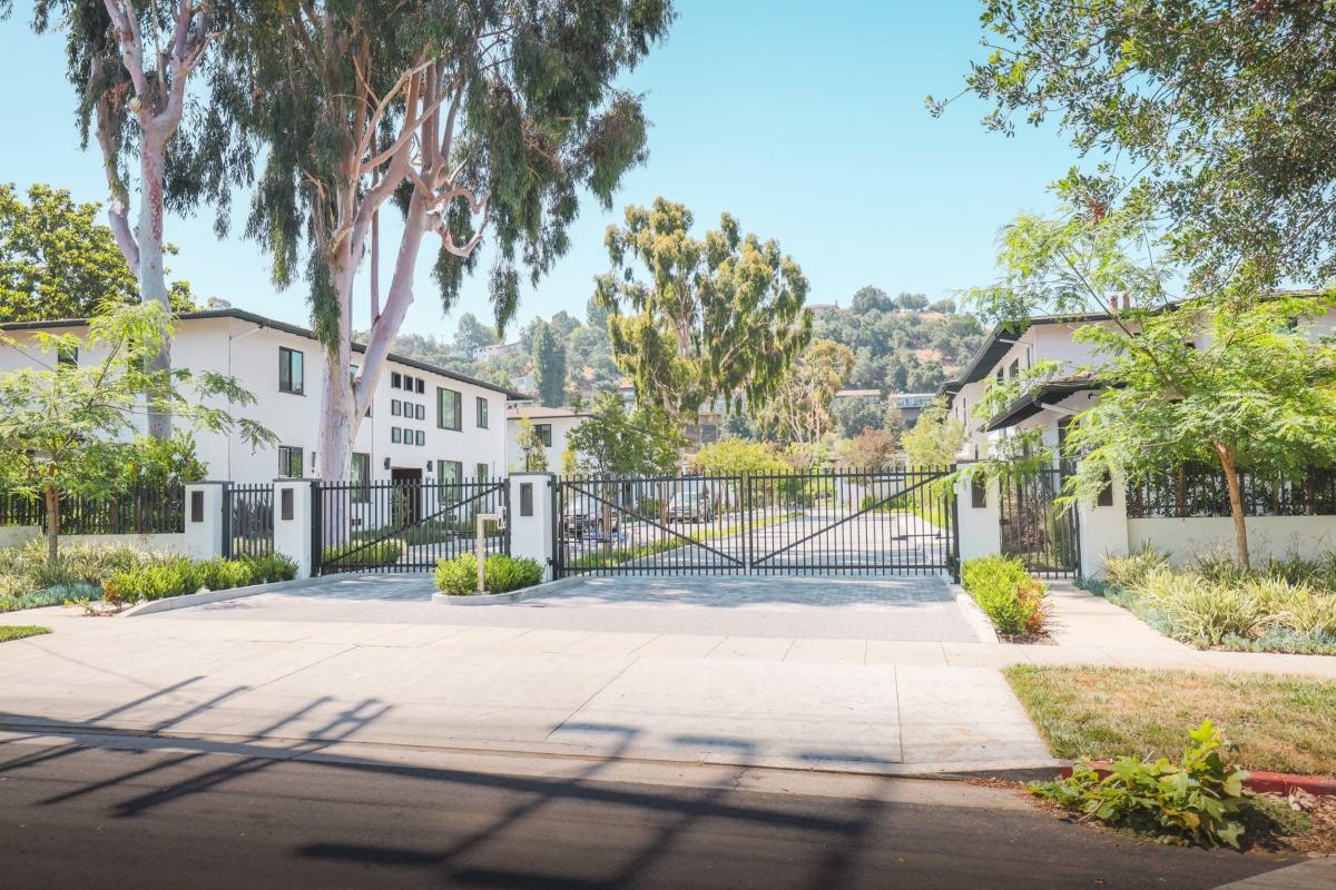 Apartment for rent at Yosemite Gardens, 1574-1584 Yosemite Dr #R, Los Angeles, CA 90041