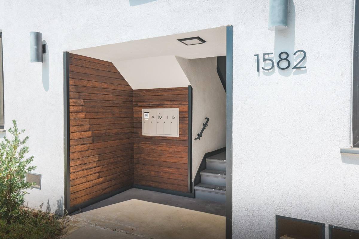 Apartment for rent at Yosemite Gardens, 1574-1584 Yosemite Dr #R, Los Angeles, CA 90041