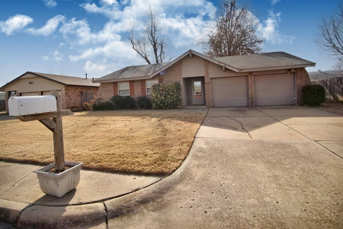 House for rent at Meadow Lakes, 620 Winding Lane, Edmond, OK 73003