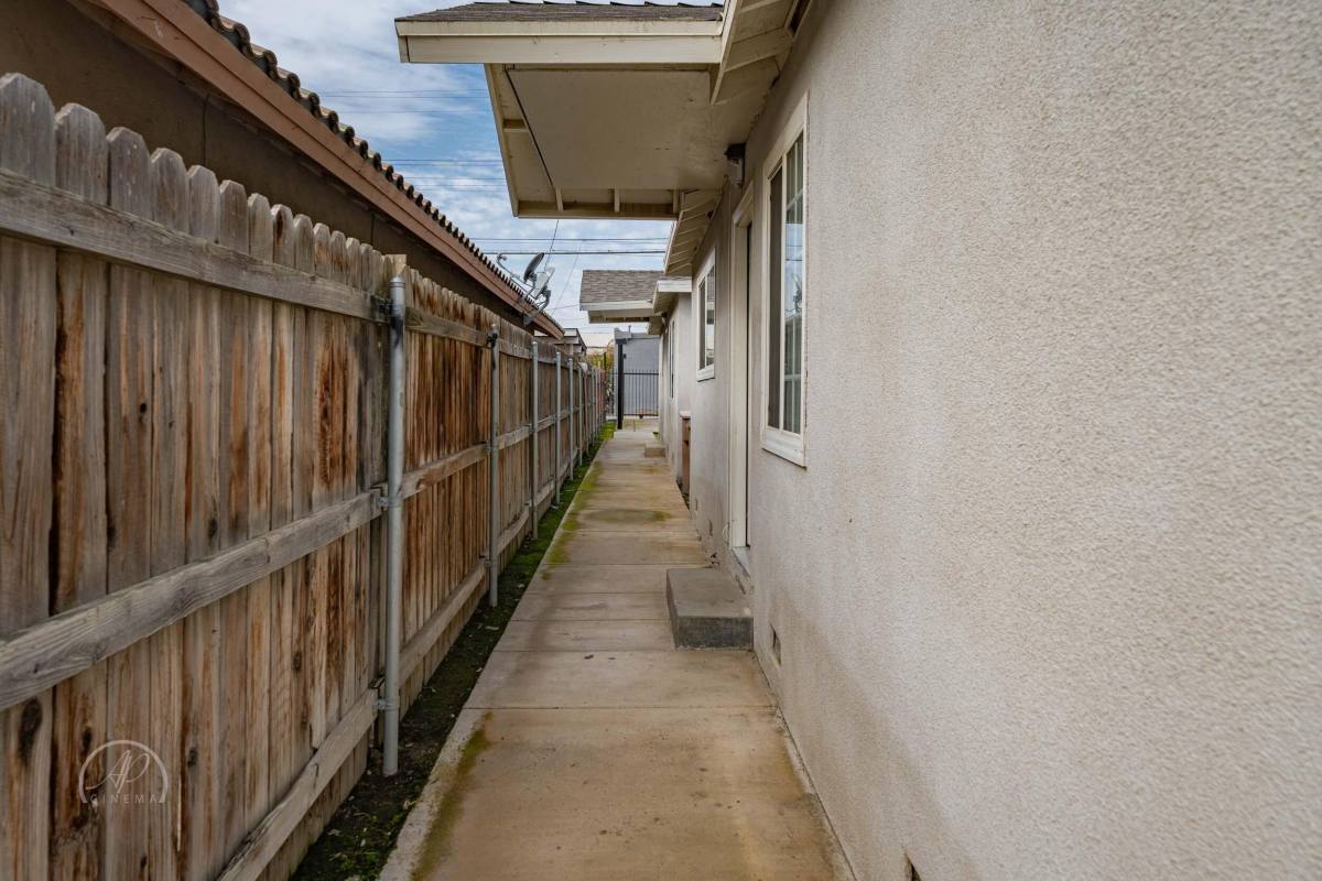 Apartment for rent at 917 K St, Bakersfield, CA 93304