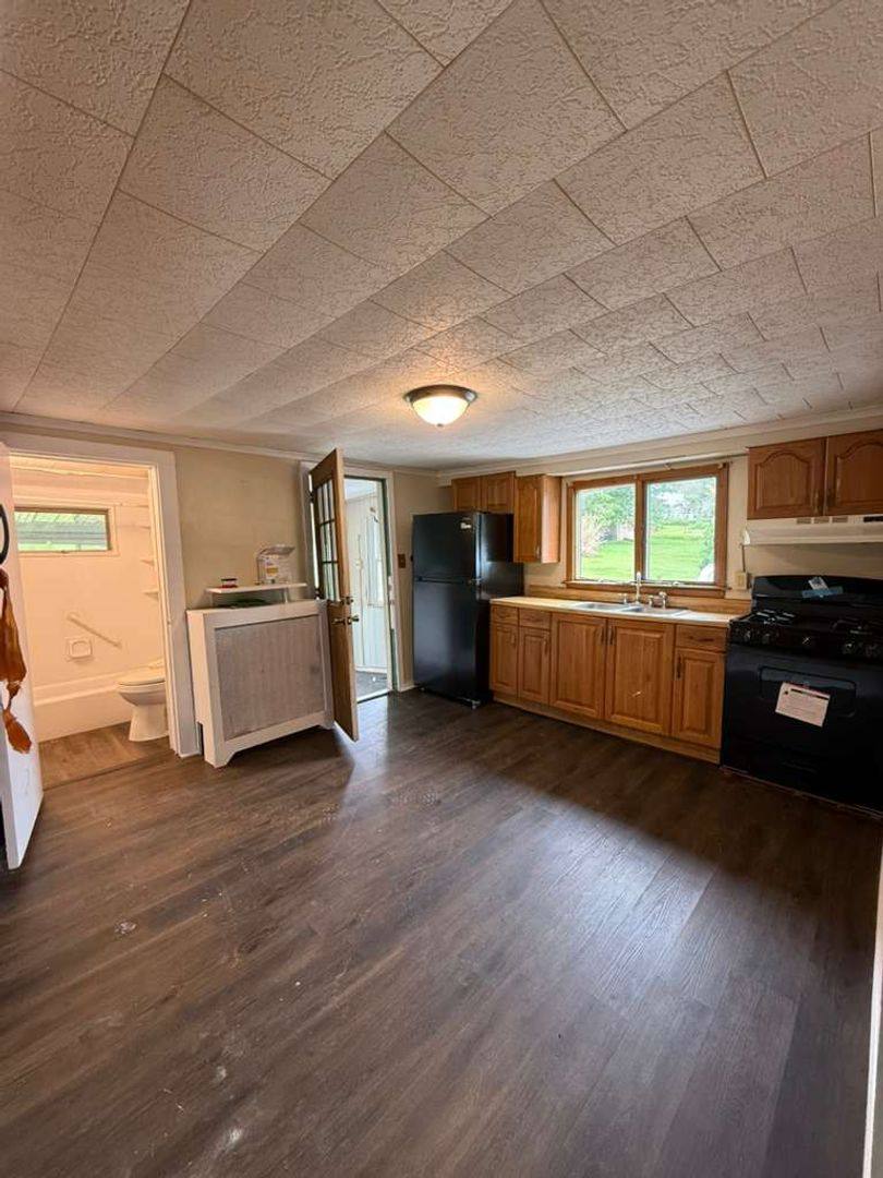 Apartment for rent at 383-385 Carver St, Plymouth, PA 18651