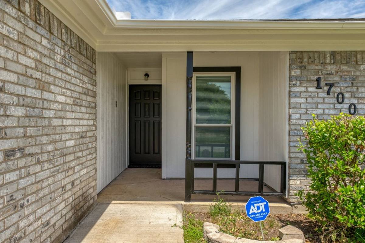 House for rent at 1700 Willow Vale Dr, Fort Worth, TX 76134