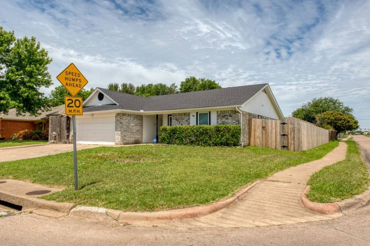 House for rent at 1700 Willow Vale Dr, Fort Worth, TX 76134