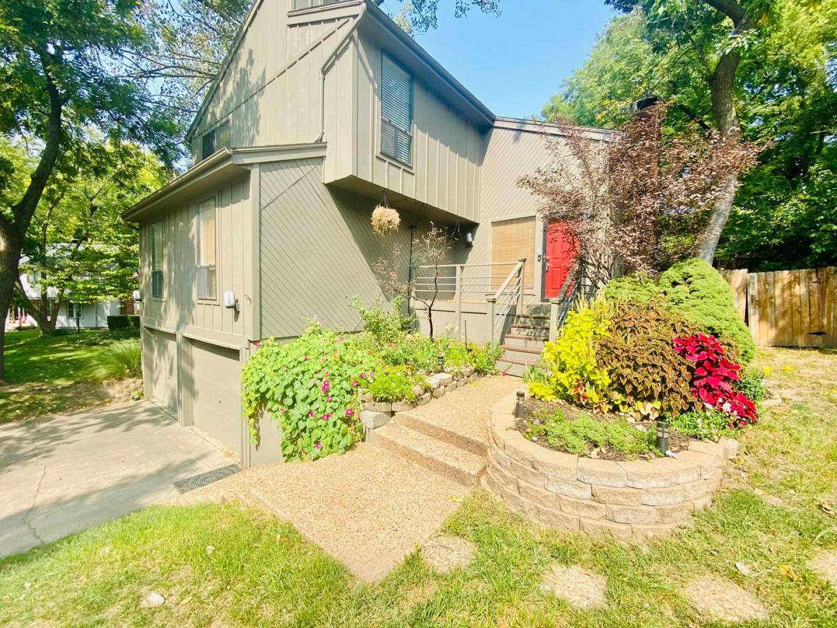 House for rent at 13042 W 102nd St, Lenexa, KS 66215