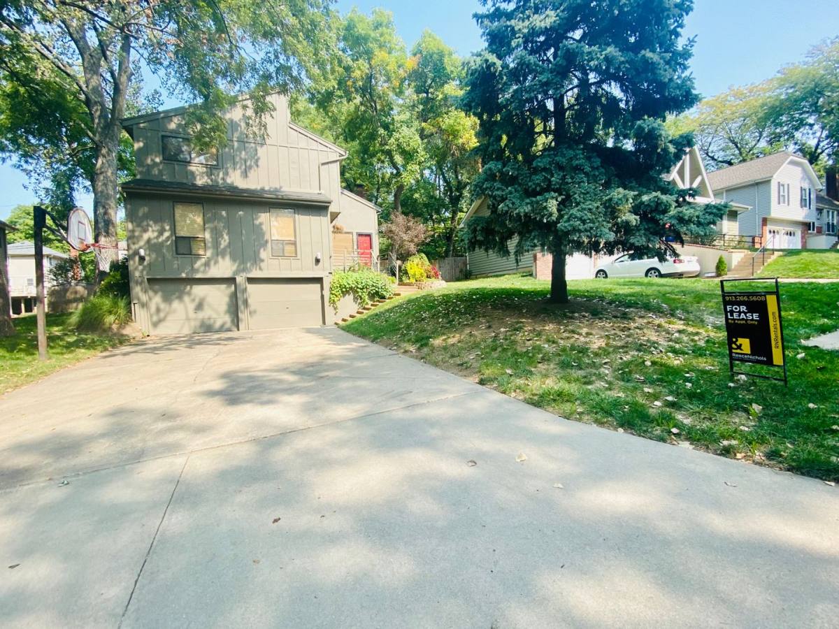 House for rent at 13042 W 102nd St, Lenexa, KS 66215