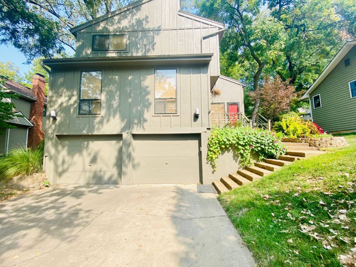 House for rent at 13042 W 102nd St, Lenexa, KS 66215