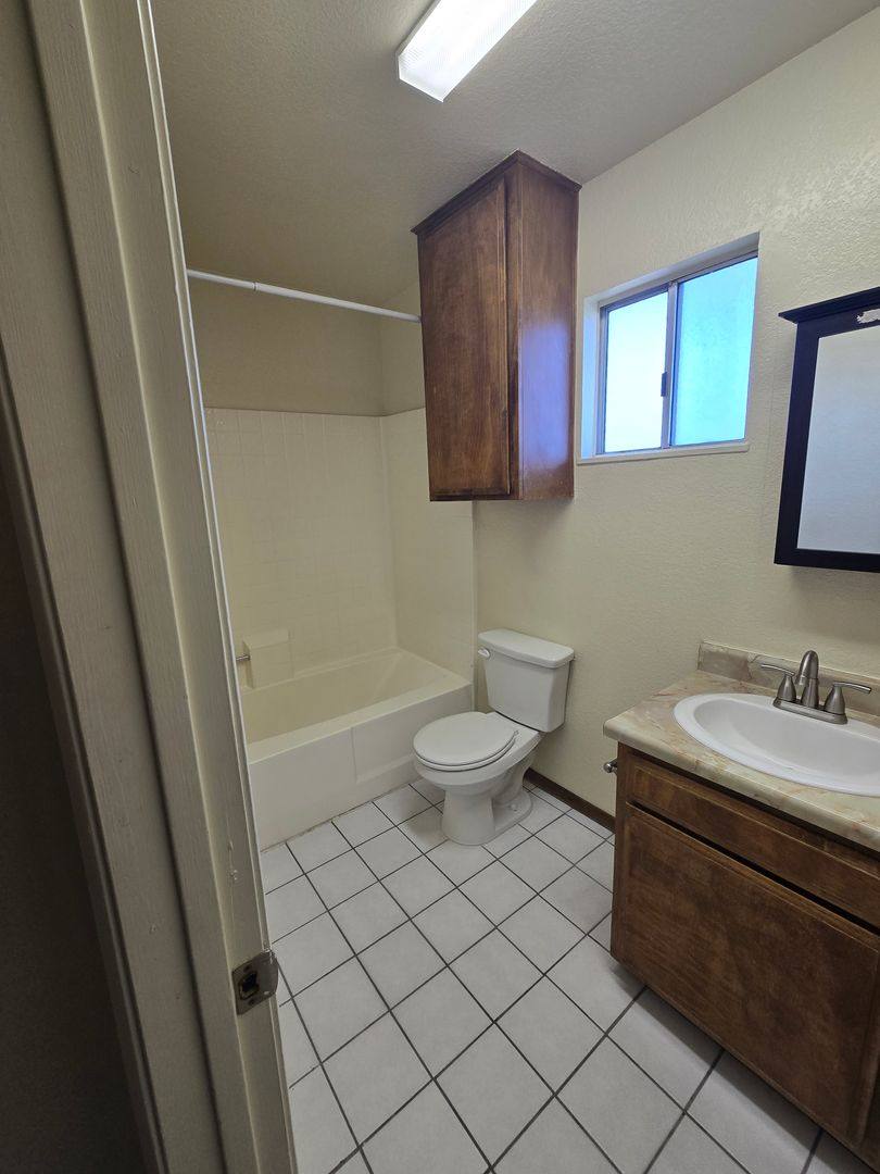 Apartment for rent at 811 E Menlo Ave, Hemet, CA 92543