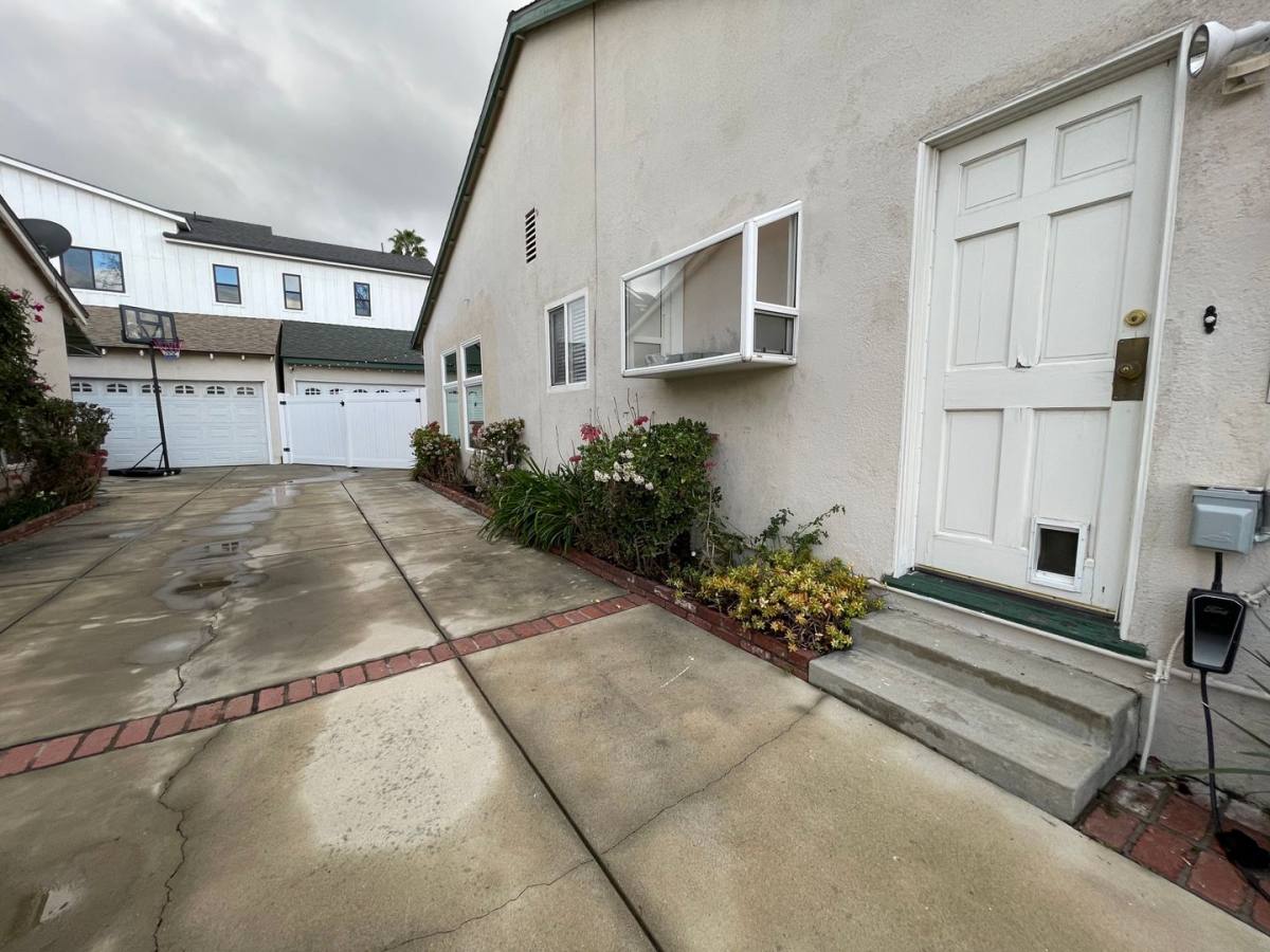 House for rent at 15560 Otsego St, Encino, CA 91436
